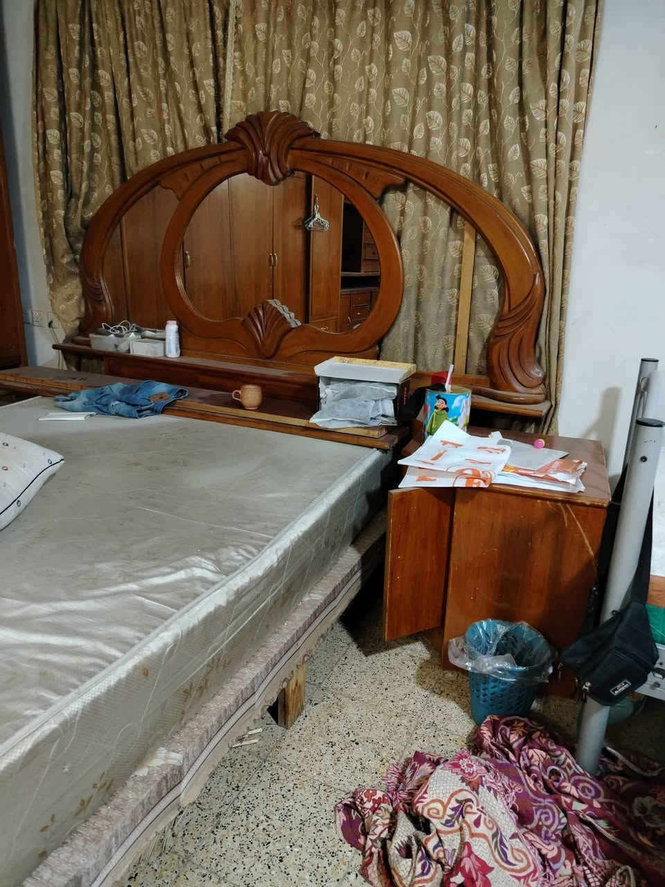غرفة نوم للبيع مستعملة شغل عراقي ٨ قطع
٧٠٠ بيها مجال 
العنوان العامرية
***********
