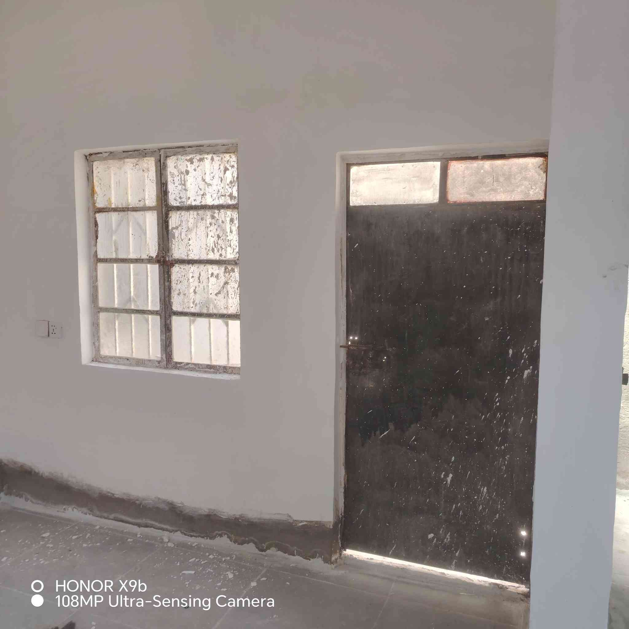 سلام عليكم يوجد بيت ايجار  100 متر شارع المطار الجديد يم مخبز بغداد  قريب على شارع العام  غرفة وصاله ومطبخ وستقبال وصحيات بره وجوه وبعد بيه هواي  تفاصيل  مكتب الصدرين  ***********
