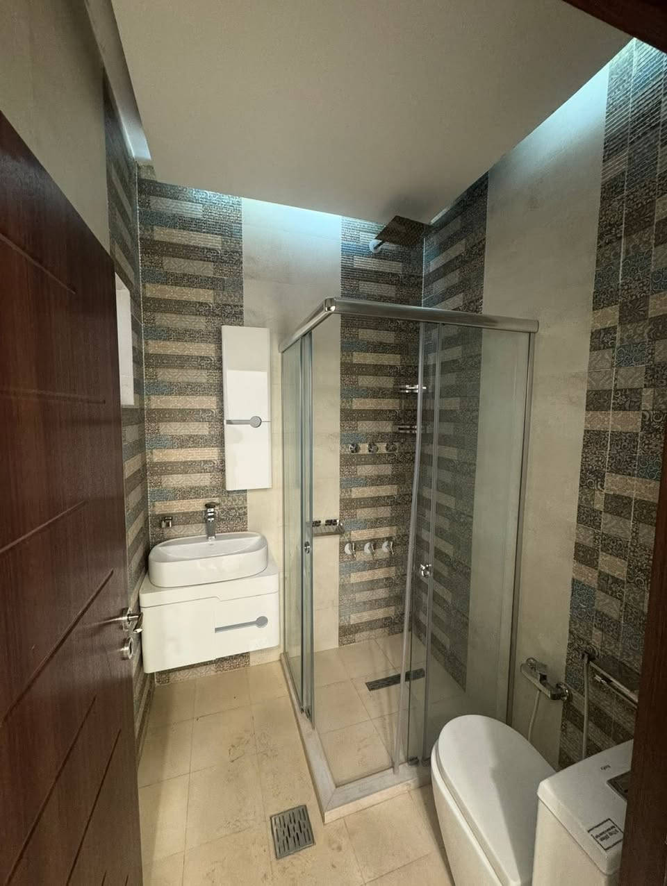 #لـلايـجـار فـي السيـديـة

مشتمل طابق اول مودرن نظيف 
يحتوي على غرفة نوم وصالة ومطبخ وخدمات صحيـة . 

لـلاستفسار : *********** متوفر واتساب .

بأمكانك عرض عقارك عندنا 
زبائننا الكرام نستقبل كافة عروضكم وطلباتكم 

#مكتب_القيسي_للعقار_والأعمار
شارع المركز مقابل مستلزمات التفاح الاخضر .
