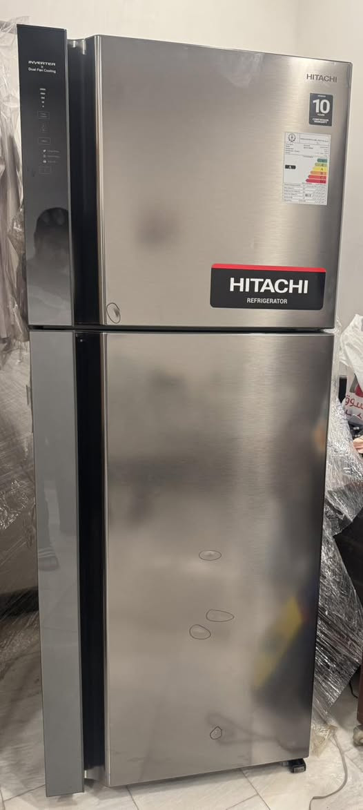 ثلاجة هيتاشي اصليه جديدة تضررت بالنقل
اللون رصاصي داكن (ستيل)
السعة 489 لتر او 17 قدم
تحكم خارجي
غير مستخدمه ولا دقيقه
سعر الجديدة الان مليون في بغداد 
بيها ضمان 10 سنوات من يوم 30/1/2026
الضرر رصعات خفيفة في الابواب
مثل ما موضح بالصور
الارتفاع 183 سم
العمق 74 سم
العرض 72 سم
السعر المطلوب 800 الف وبيها مجال
العنوان بغداد اليرموك
***********
عندي وتس اب

