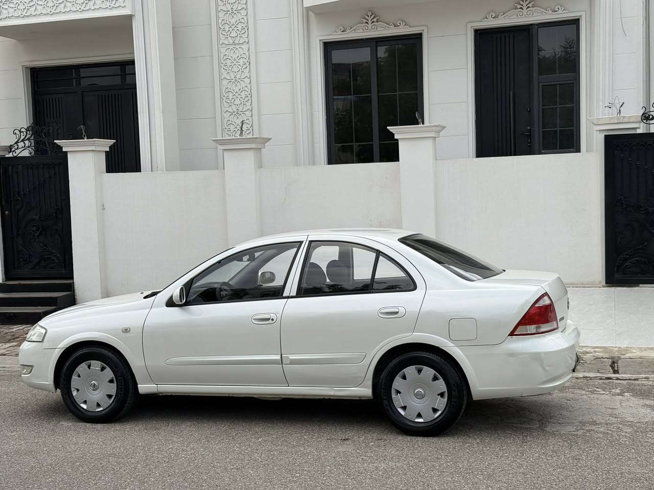 سيارة نيسان صني 2010 
شرط كير محرك صدر امامي خلفي جاهزها اربعه تايرات جددت ماشيه 121 سياره على وضع شركة اسبير شركة منازل بيها كارت بل جاملغ وبارد واحد وباقي كفاله عامه من كلشي سعر 117
***********
