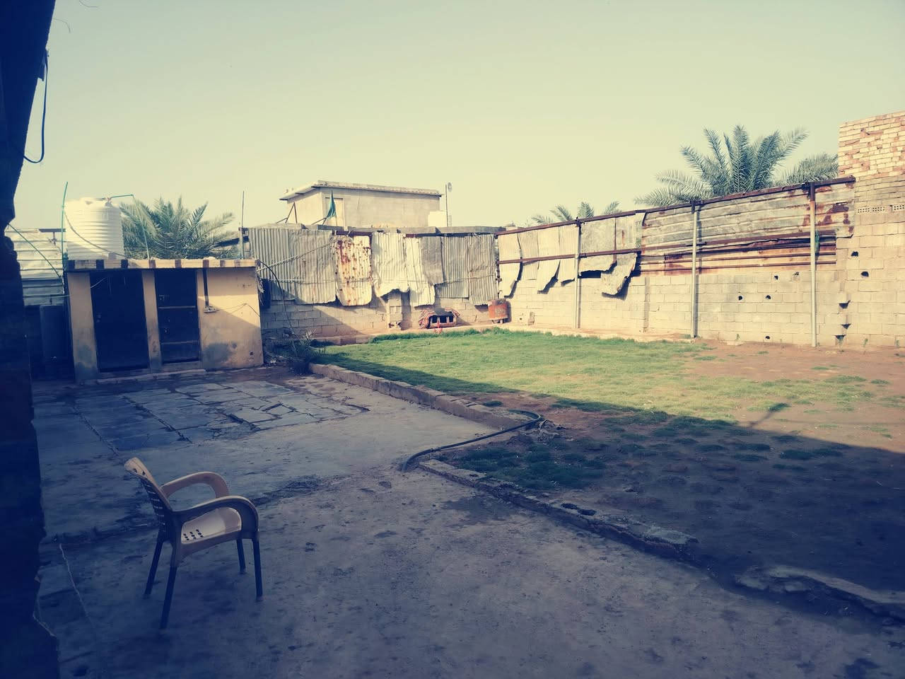 أرض مساحته850 تحتوي على دارين مساحته الدار130 جميع الخدمات تبعد عن الشارع العام 500متر بسمايه قريه عشره ***********
