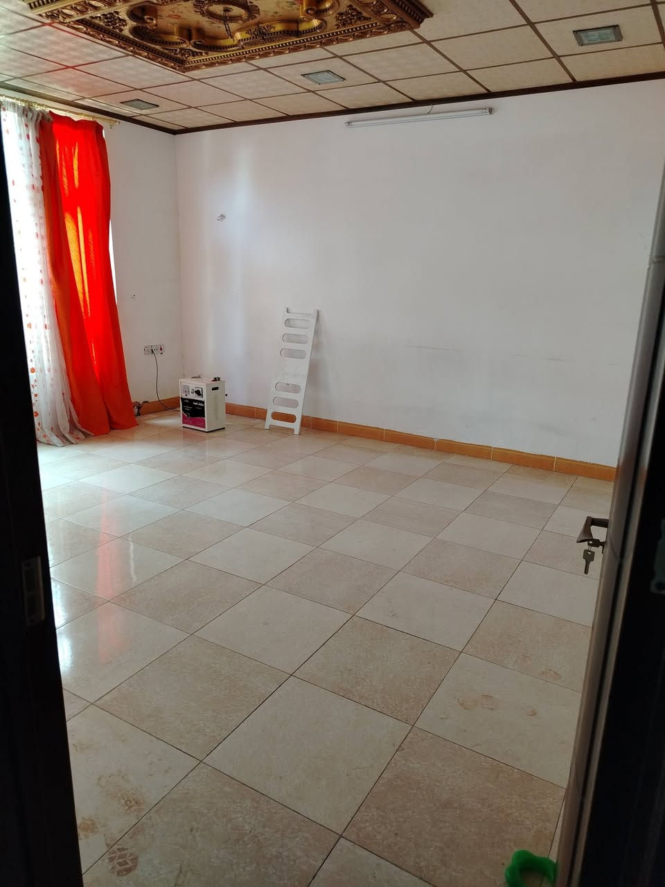 سلام عليكم
بيت للبيع اركوازي كيعان وريا فول سيراميك

مساحه البيت ٢٤٠ ركن / ع سايدين 

خدمات فول تبليط مجاري خطين ماي 

غرفتين نوم / هول / استقبال / مطبخ حار بارد /

صحيات داخليه خارجيه / حديقتين / كراج /

السعر 57 بي مجال 

اللاستفسار ***********
