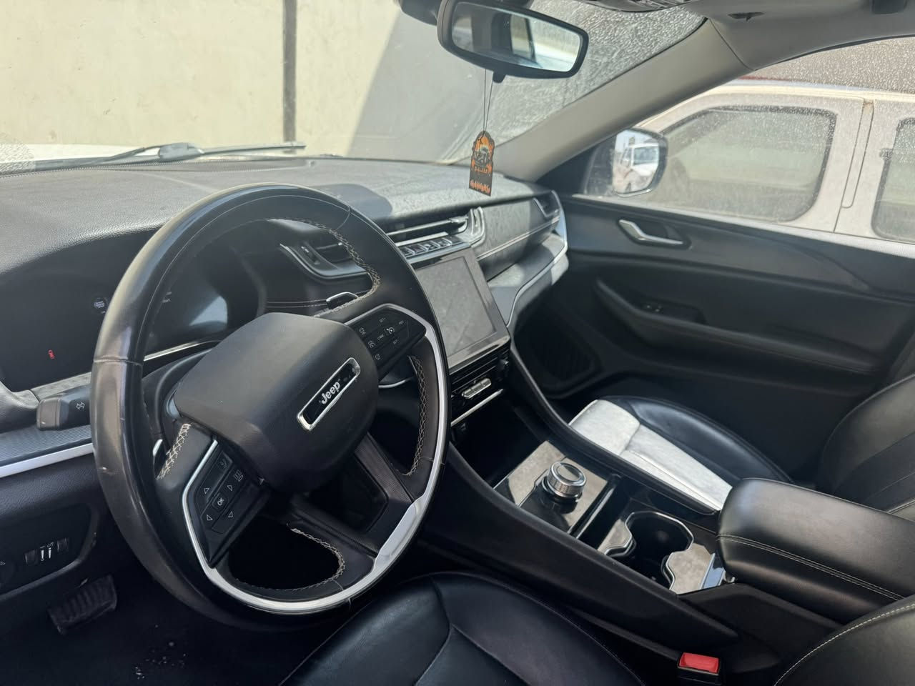 جيب ًكراند شيروكي الشكل الجديد لاريدو  بدون حادث حادثها سرقة قطع خارجيه  راجعه نفسها اصليه كشنات جلد كهربائية 
***********
