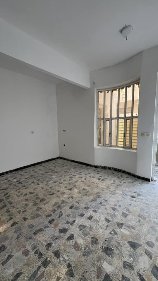 بيت 50م ثلاث طوابق من المالك بدون دلاليه المربع الرئاسي مقابيل السده خلف كليه الفارابي  غرفتين واستقبال ومطبخ وخدمات 2ايجاره 500 للاستفسار ***********
