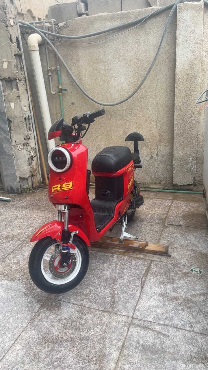 سلام عليكم دراجه R9للبيع موديل 2026الدراجه نقص برغي مابيهه كامله و كلشي شغال بيه بطارياته 32امبير كبار شرط الفحص الدراجه  عارضه ب 475 المكان البصره الزبير للتواصل ***********

