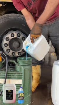 منظف خالد  هوه منظف عام يعمل علة جميع اجزاء السياره لدهون لتكلسات لزنج...