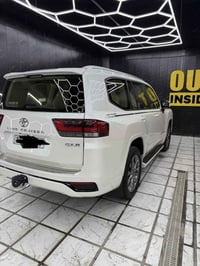 لاندكروز 2024 gxr شركه ساز اصل ثلاث شاشات وتطبيق ضمان وصيانه مجانيه تك...