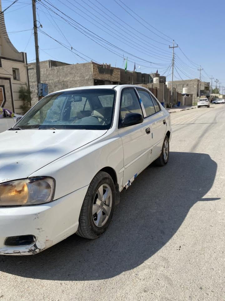 السلام عليكم 
اكسنت فيرنا 2001 سيارة رقم بغداد 
كير جديد حاويه 
مكينه بيه تبخير 
حداديه زينه
السعر 30 وبيه مجال 
رقم صاحب السياره 
***********
