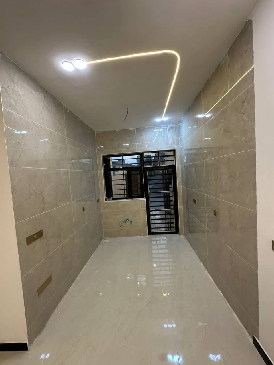 #لدينا_دار_للبيع مساحه 100 متر واجهه 6 وربع ونزال 16 طابو زراعي سند 25 قرار محكمه البيت يحتوي على3 غرف نوم وصاله وستقبال ومطبخ  العنوان بغداد الدورة مدخل البوعيثه مجمع السلطان الاول 
هاتف ***********
***********
