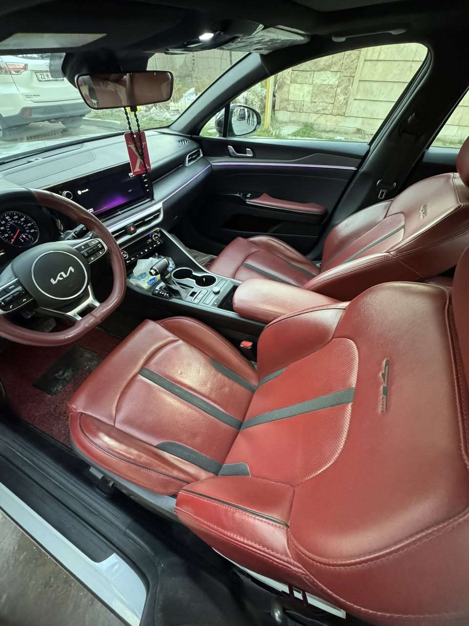 سلام عليكم سياره كي5 للبيع موديل 2022 محرك 1.6 تيربو وارد أمريكي حادثها جداً بسيط مرفق بل صور بدون ايرباك علا وضع الشركه عنوان بغداد رقم السياره اربيل فحص وهزه جديد بسمي السياره 
الرقم *********** 
السعر 205 وبيه مجال شي بسيط
