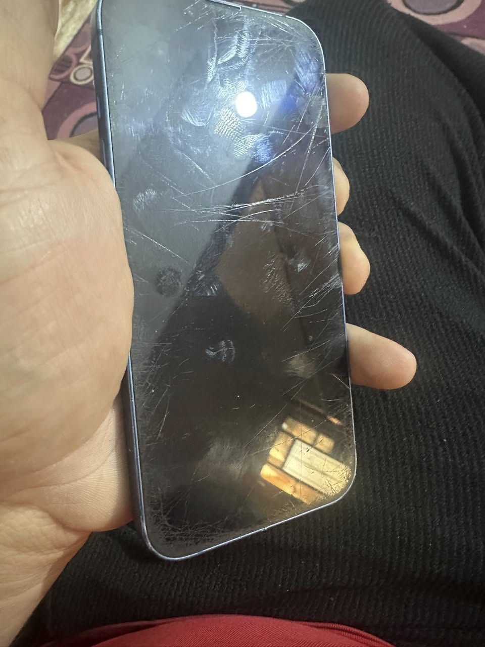 ايفون 13 
ذاكره 128 
بطاريه 74 ‎%‎
الجهاز ممفتوح ابد كارتونته وغراضه الاصليه موجودات 
التلفون من اشتريته جديد  لهسه على ايدي الشاشه بيها شخوط شخووط مو كسر جهال مشخطيها سعره 300 الف الي يريد يراسل على رقم او واتس اب مامتواجد انستا 
***********
