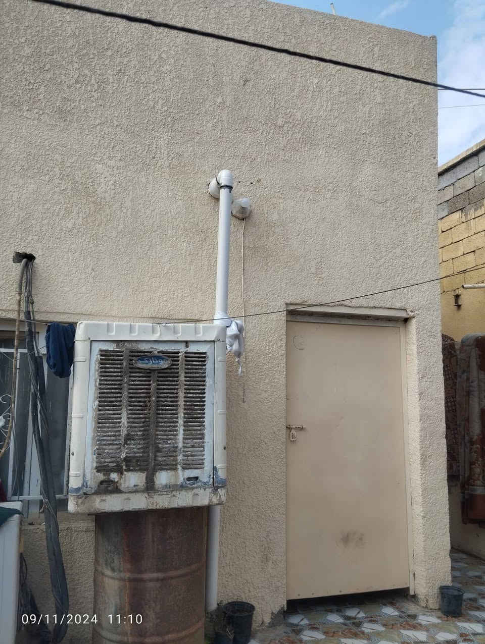 اسلام عليكم بيت للبيع مساحه 90 متر طابو صرف يحتوي على غرفتين نوم وصاله  مطبخ  وستقبال موقع بيت حي زهور نهايت شارع جمعيه قبل حولي اتصال او ستفسار ***********
