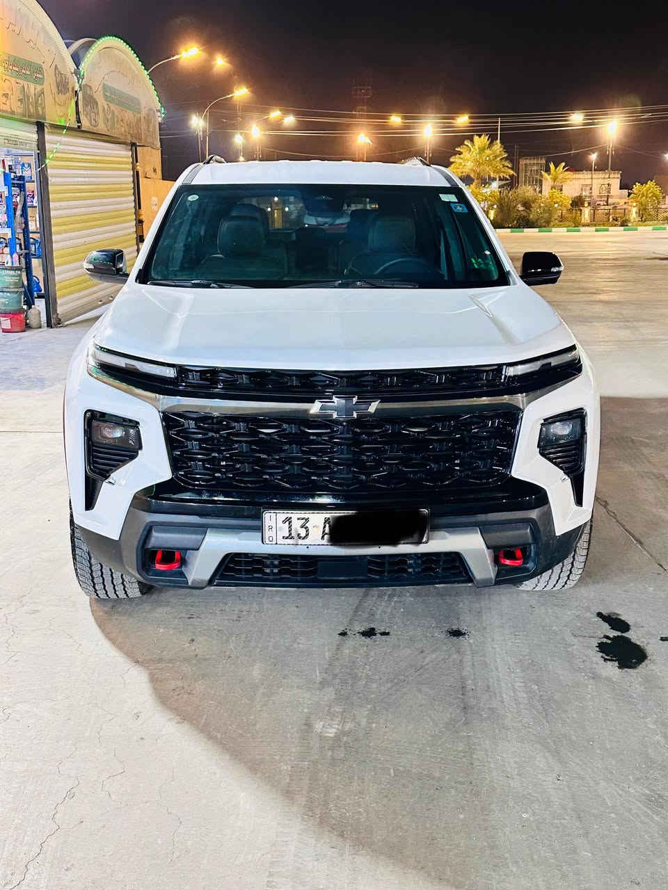 شفروليه ترافرس 2024 فئة Z71 باللون الأبيض هي سيارة SUV عائلية بقدرات طرق وعرة، تأتي بمحرك 4 أسطوانات توربو 2.5 لتر (328 حصان، 442 نيوتن متر)، دفع رباعي ذكي (Twin-clutch)، نظام تعليق مرتفع، شاشة 17.7 بوصة، ومقاعد 7/8 ركاب. تتميز بلمسات سوداء خارجية، خطافات سحب حمراء، وإطارات لجميع التضاريس.
المواصفات التفصيلية لشفروليه ترافرس Z71 موديل 2024:

المحرك والأداء:

محرك 2.5 لتر توربو، 4 أسطوانات.

 حصان).

عزم الدوران: 

￼442

 نيوتن متر.

ناقل حركة: أوتوماتيكي من 8 سرعات.

نظام الدفع: دفع رباعي مخصص للطرق الوعرة (AWD) مع تعشيق مزدوج.

قدرة سحب عالية تصل إلى 
2267 كيلو غم
 

التصميم الخارجي (فئة Z71):

لون أبيض مع لمسات سوداء مميزة.

شبك أمامي أسود أكثر صلابة.

عجلات ألومنيوم سوداء عالية اللمعان قياس 18 إنش مع إطارات لجميع التضاريس.

خلوص أرضي مرتفع ونظام تعليق خاص بالطرق الوعرة.

ألواح حماية سفلية (Skid plates) وخطافات سحب حمراء.

المقصورة الداخلية والتقنيات:

شاشة معلومات وترفيه ضخمة قياس 17.7 بوصة (الأكبر في فئتها).

شاشة عرض رقمية للسائق قياس 11 بوصة.

مقاعد بكسوة جلد/إيفوتكس (Evotex) 

تتوفر بـ 7 مقاعد

شاحن لاسلكي ونظام WiFi hotspot.

نظام صوتي Bose بـ 10 مكبرات صوت

الأمان والسلامة:

نظام تثبيت السرعة التكيفي، فرملة تلقائية للطوارئ.

مراقبة النقطة العمياء، وتنبيه حركة المرور الخلفية.

نظام التحكم في نزول المنحدرات.

نظام رؤية شامل (كاميرات 360 درجة).

باب خلفي كهربائي بتقنية الاستشعار الذكي (AutoSense).
حادث فقط جاملغ امامي مبدل 
ماشيه 24 الف 
مرقمه ميسان شهداء باسم شاب 
هاتف ***********
