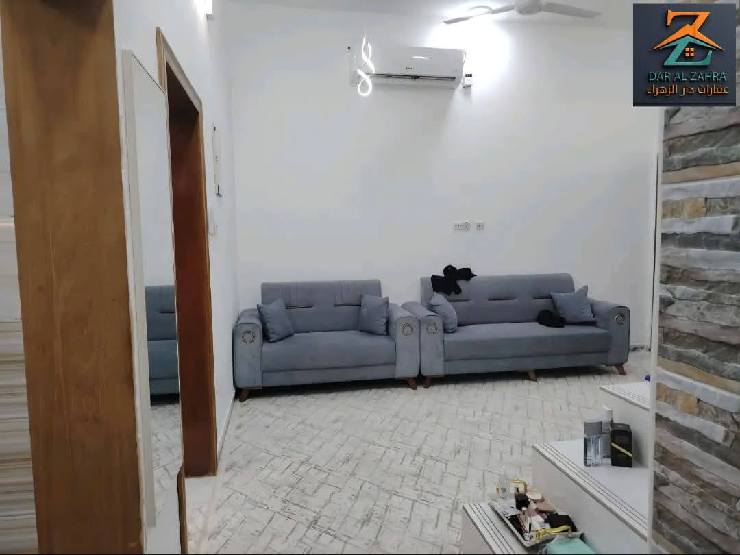 السلام عليكم
بيت ١٠٠م 🏠 زراعي للبيع بحي النفط يبعد عن الشارع العام ٤٠٠م 

بناء البيت حديث غرفة وصالة وبراني ومطبخ وصحيات 
إقرار محكمة 

السعر ٧٥ مليون قابل للتفاوض يباع مع الأثاث 

***********
