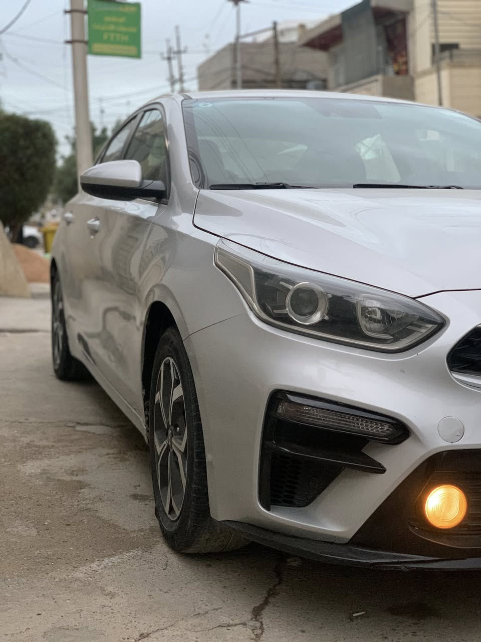 السلام عليكم 
كيا فورتي 
موديل ١٩ 
اللون رصاصي 
حادثهة بنيد شطح لغد شواصي مكفولة
كير ATM مكفول
مكينة 2000 دوش مكفولة
تبريد شغال ومكفول 
مواصفات شاشة جبيرة
حساس امامي
تحديد سرعة
٣انضمة قيادة
تحكمات ستيرن
سيارة ما تذب عليهة ربع دينار جاهزة مجهزة
السعر ١٤٠ وبيهة مجال 
الصور كلهة واضحة كدامك 
مكاني بغداد الدورة 
هاتف:***********
ملاحضة:ما متواجد بالفيس تحياتي واسف
