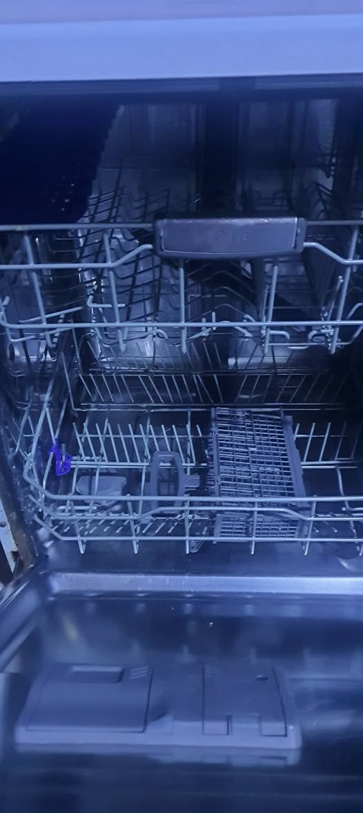 السلام عليكم متاح غساله صحون ال جي نضافته ٩٥%سعره ٢٥٠ بيه مجال قليل ***********
