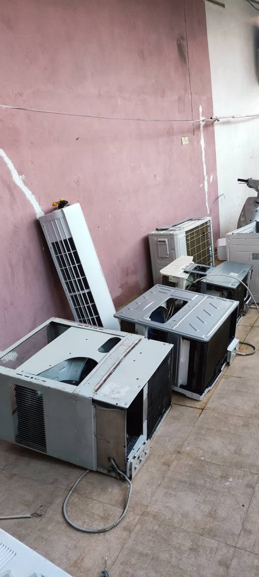 سبلت ومكيفات للبيع نظيفات كلش اخو الجديد نوعيه درجه اولى  مكان حله حي الكرامه مجاور مكتب النائب ياسر وتوت 
الاتصال ***********
