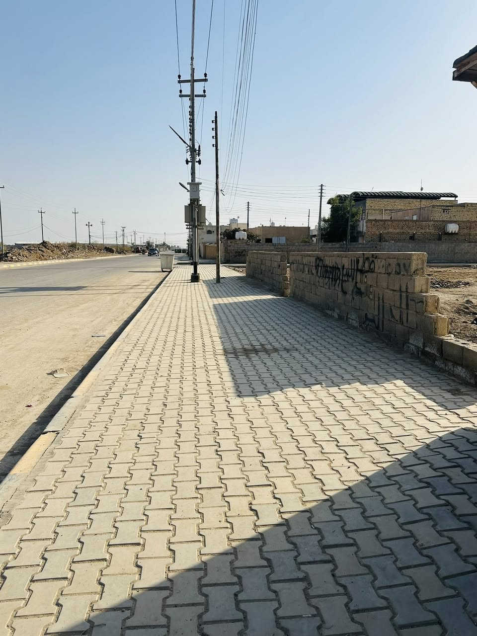 السلام عليكم
قطعة ارض للبيع تقع على شارع عام المساحة 832م       ( العرض 26*32 الطول ) جميع الخدمات متوفره الموقع دوانم دور نفط على طريق شركه نفط ميسان 
للاستفسار الاتصال على الرقام الاتية:
***********
***********
