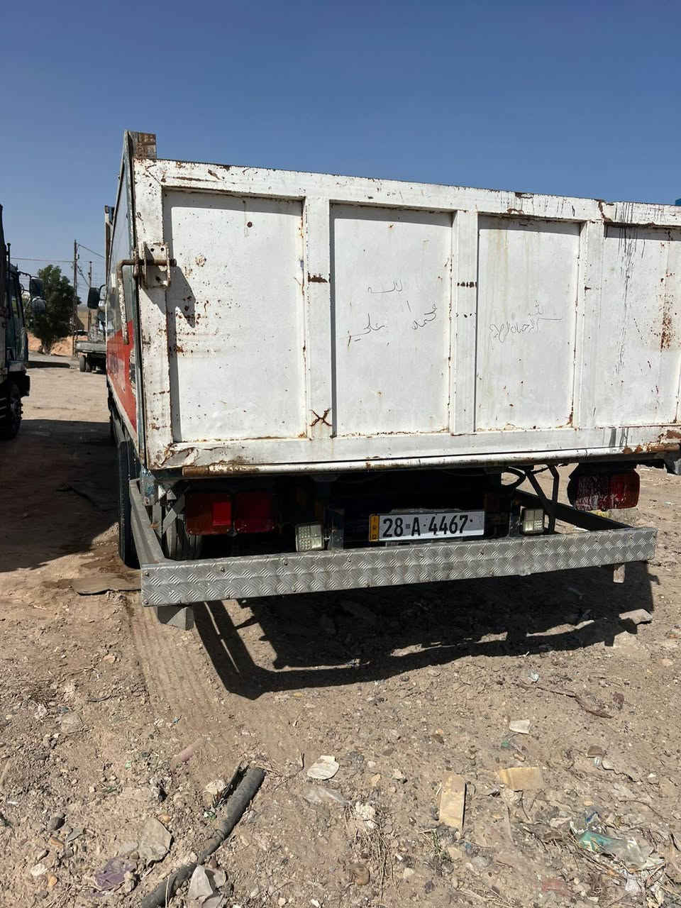 يالله سلام عليكم 
فوزه بزون للبيع موديل 2000اصل.
رقم نكليزي نجف مكينه 14سوبر حديث 
طوله 7وربع سياره جاهزه للعمل 
رقم ***********
العنوان بغداد
