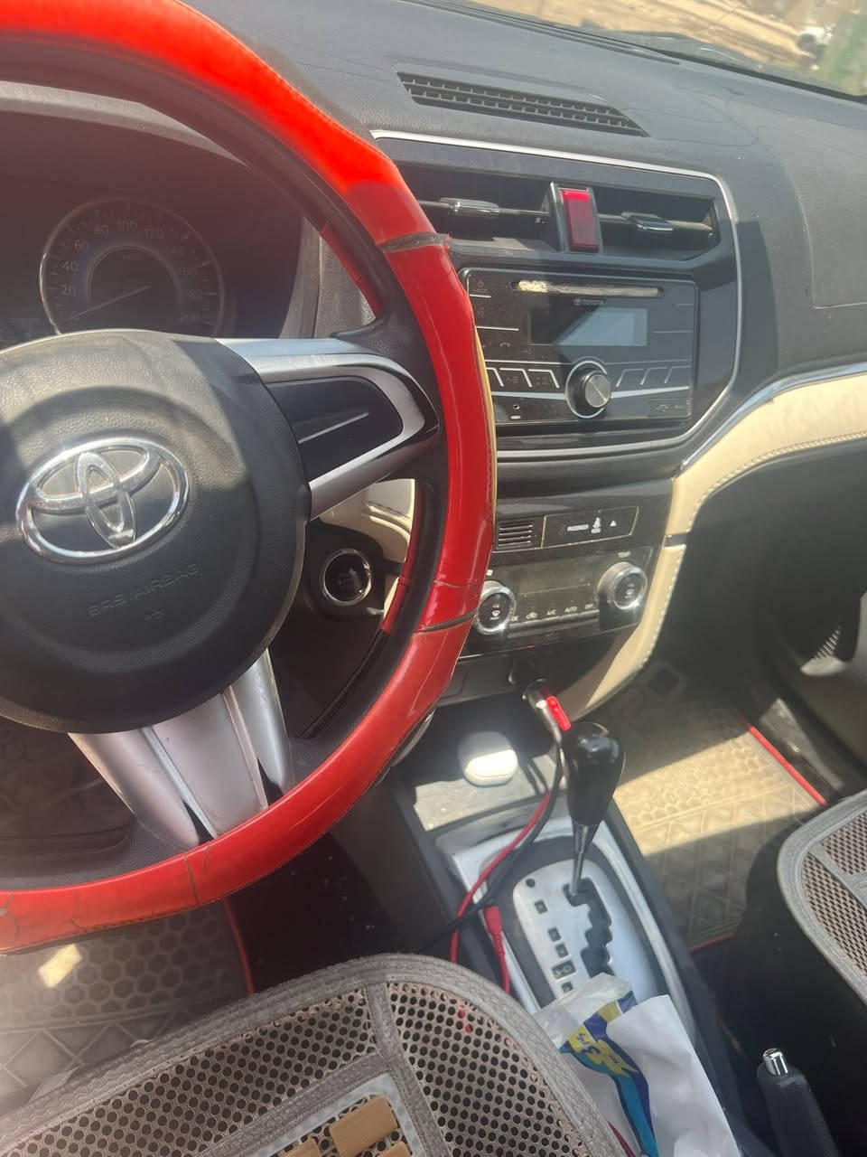 عندي سياره راش تيوتا 2020  ألون ابيض 7راكب  محرك 1500 تيربو بيه ضربه بالبنيد ومبدل جديد وطخه بالجاملغ الايمن رايده 11 ألف دولار وبيه مجال بسيط ***********
