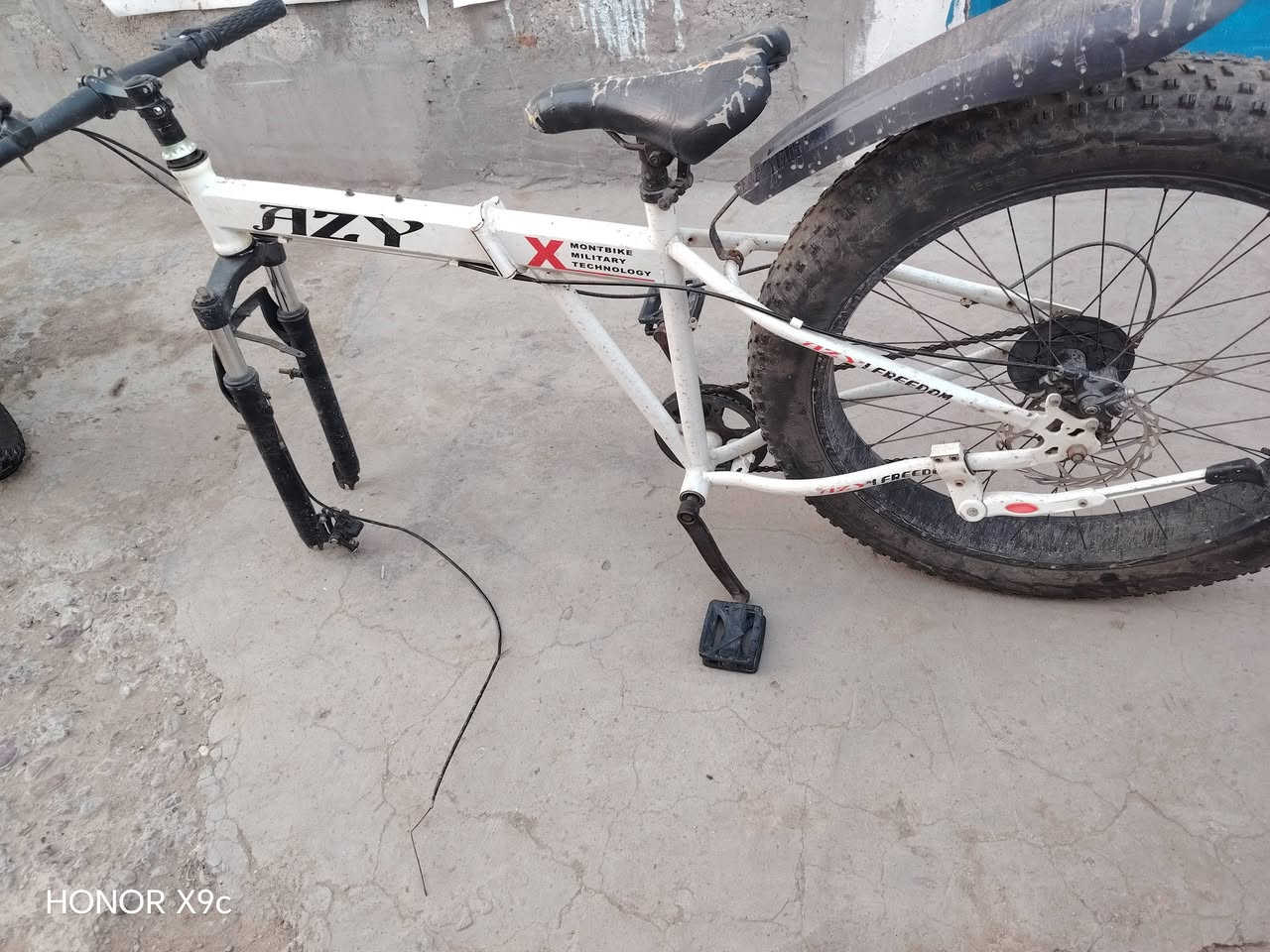 السلام عليكم بايسكل للبيع قيم وخذ
تفصيخ او كامل نقص البايسكل بس ماشه وتاير مامي ويل  فقط مكاني بغداد زعفرانيه ***********
