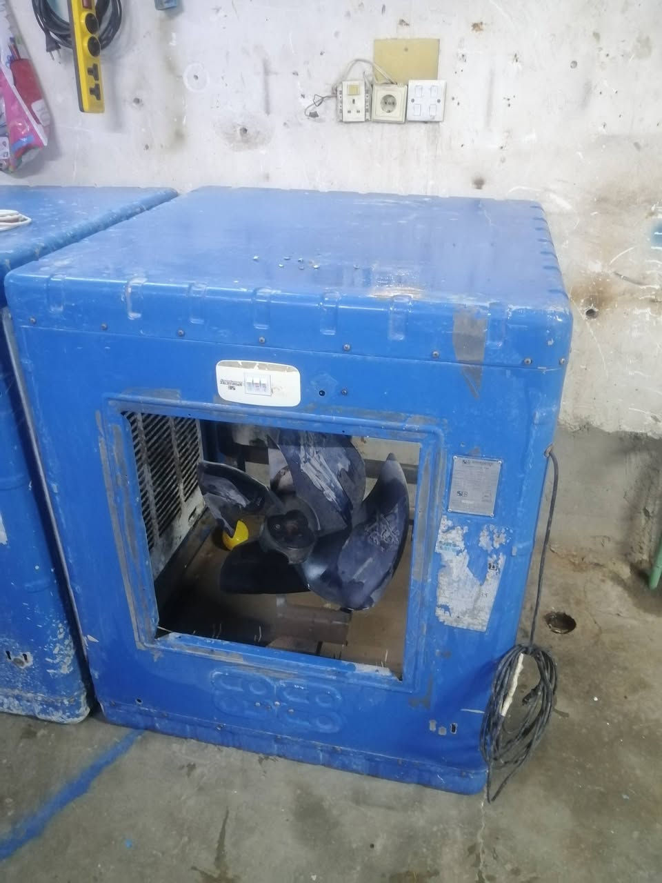 لبيع ***********، مبردات حجم اربعه ونص عدد ثلاثه كل من وسعره
