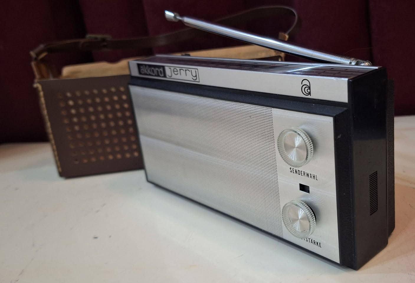 مُبارك عليكم شهر رمضان المبارك ، و كُل عام و أنتم بألف خير 
رادیو( اكورد جیری) الماني اصلي نضیف نضیف جدآ كامل شغال انتاج 1968
یعمل علی ٤ باتري قلم  
موجات رادیو  FM MW SW
توصیل   للحجز مراسلة الصفحة او مراسلة واتساب على الرقم ***********
