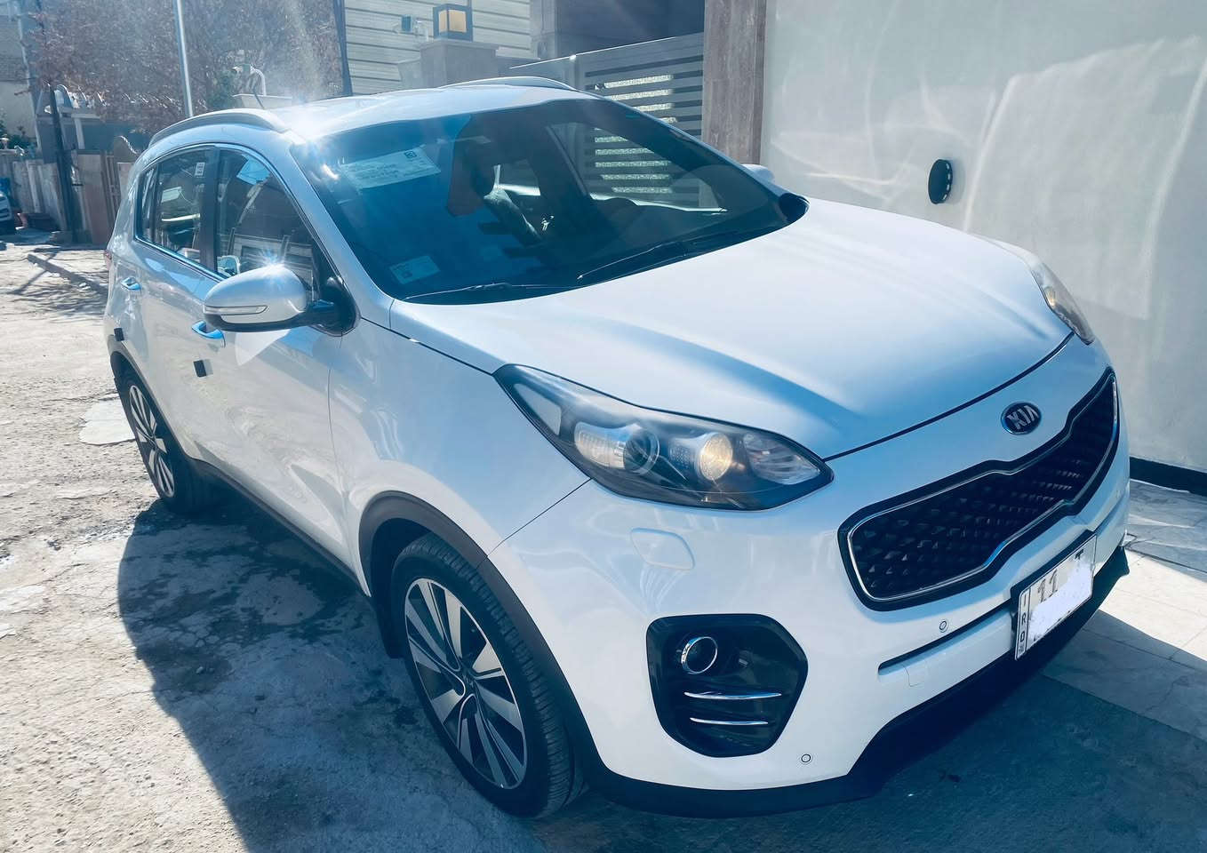 كيا سبورتج خليجيه وكالة الشركة الدوليه موديل 2018
سياره جديده جدا وبدون اي نقص 
ماشيه ٨١
رقم بغداد الانكليزي وبأسمي
كفاله عامه من كير ومحرك فقط باب خلف السائق بي صبغ بسبب شخط 
مواصفاتها نص فول 
محرك ٢٠٠٠ دوش
داخل حمصي 
حساسات امامي وخلفي اصلي يعرض بالشاشه
زراك لايت 
شاشه وكامره
السعر ١٨٢ ورقه 
***********
مكان السياره بغداد حي الجامعه
