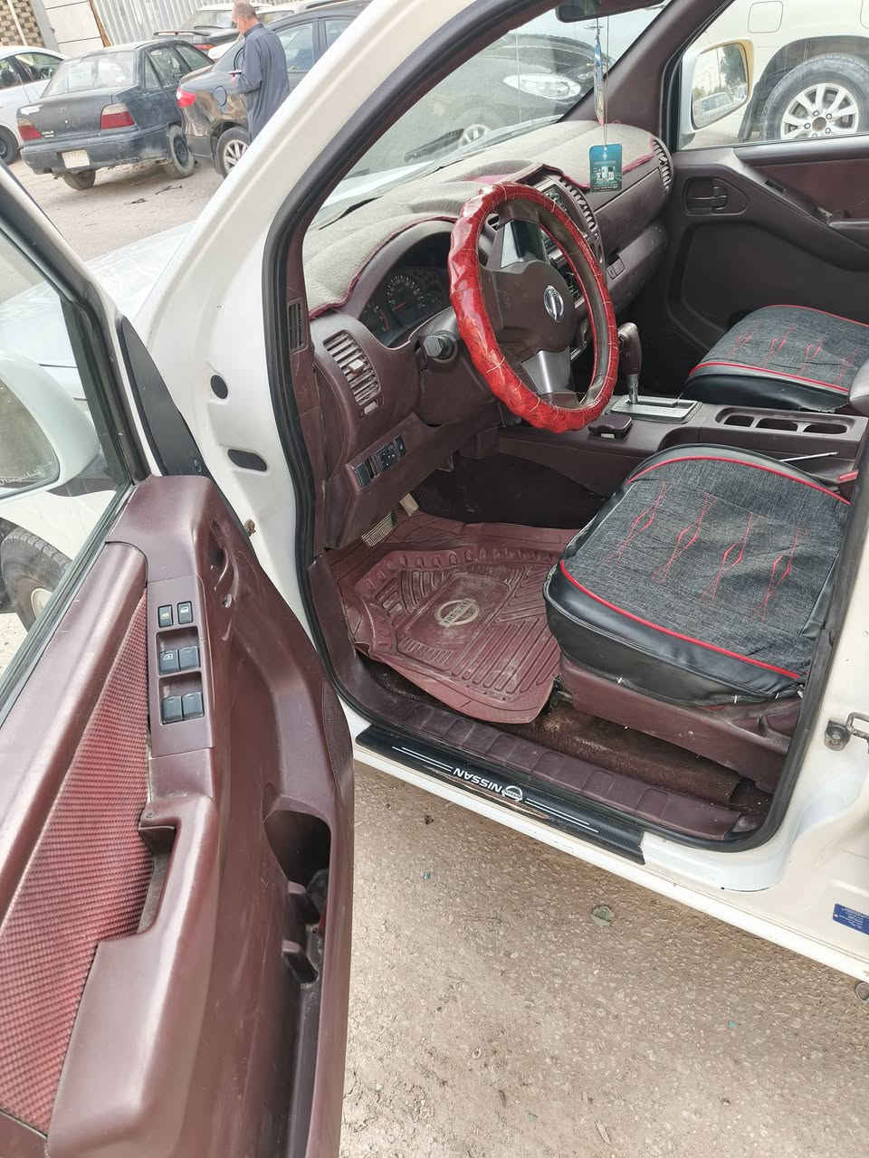 نيسان نيفاره مديل 2014 مكفوله عد البنيد بيه ربع صبغ بسمي جاهزه مكينه ما مفتوح اوتو سعر 110 وبيها مجال ***********
