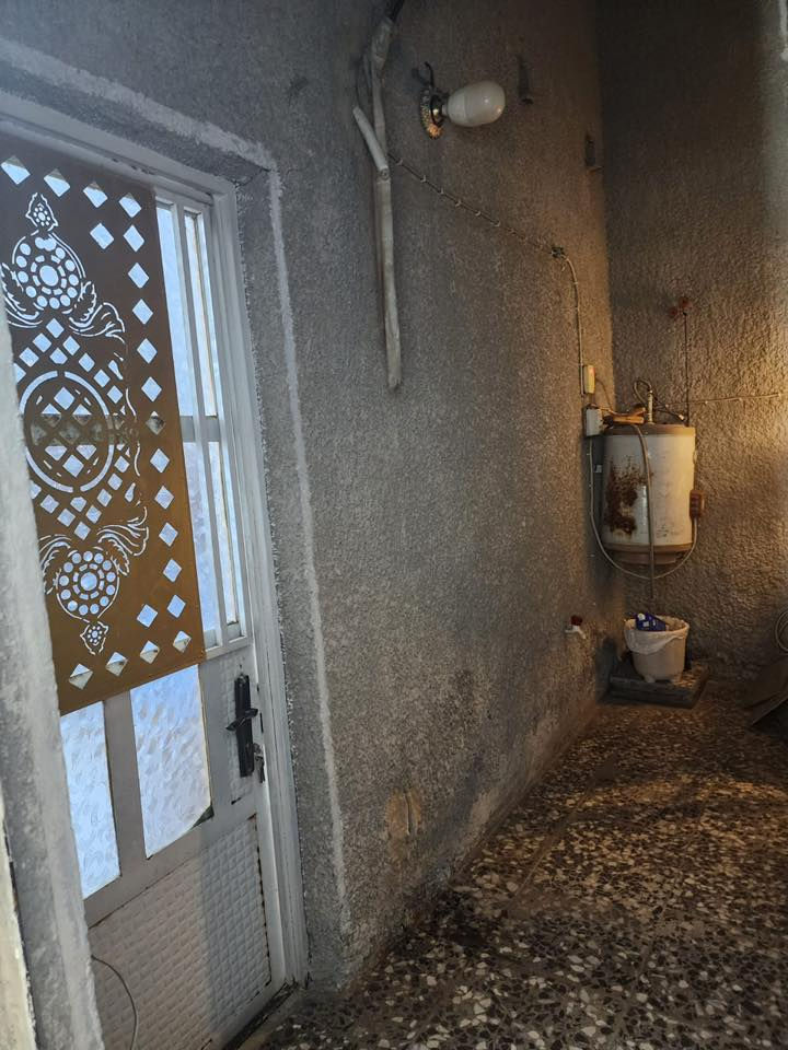 بيت 72 متر عكاده للبيع كلشي بي نظيف ومرمم حديث 
جوه مطبخ واستقبال وغرفه وخدمات وفوك غرفتين وحده جبيره سويت والثانيه اصغر منها 
قطاع 7 صاير بداية الفرع على شارع الفلاح بسعر 160 مليون للتواصل 
***********
