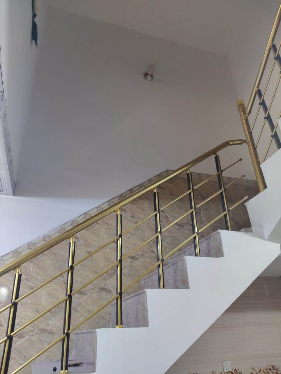 🏡 للبيع – بيت جاهز للسكن في المدائن / حي الفاروق 📍
🔹 المساحة: 100 متر
🔹 نوع السند: زراعي – سند 25
🔹 البناء: طابقين

✅ الطابق العلوي:
• غرفة
• صحيات كاملة

✅ الطابق الأرضي:
• استقبال
• صالة
• غرفة نوم

🏗️ البيت مبني بالكامل طابوق ومسلح
✨ كاشي وصبغ حديث
⚡ كهربائيات كاملة
🛣️ المنطقة مخدومة بالكامل (تبليط ومجاري)
✔️ البيت جاهز للسكن ولا يحتاج أي مصاريف إضافية.

📍 الموقع: المدائن – حي الفاروق

📞 للاستفسار والمعاينة:
***********
