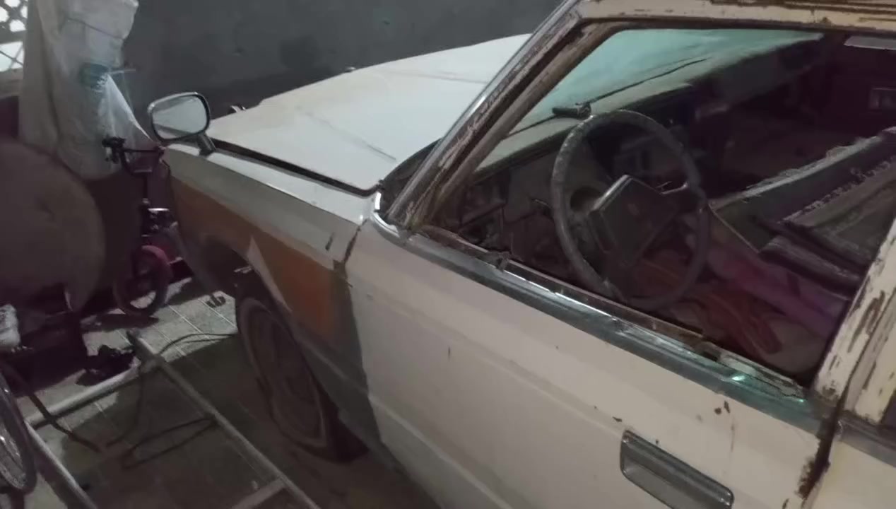 مرخصة الادمن گراون 1982 تخم تاير حدايه خير من الله مكينه وكير مكفولات vvt2500 بس بيها الچبنه البين مكينه والكير ذب  خلي بانزين ودهن وترايك لبصره بس سياره متروكه صار اقل   شهر تقريبا رحت لشغل خارج الديوانيه وتركتها كهربائي شغاله بس لايتات يرادلها گلوبات ماو وكفتني فد يوم الله شاهد وكاله عامه باسم صاحبي تريد مداور تريد وكاله باتري جديد هيئه وغرامه ما اعرف شكد عليه السعر 11 وبيها مجال 
العنوان الديوانية 
رقم ***********  اتصال واتس موجود وتجي وتشوف بعينك خير من الله السياره بلا زحمه السعر معجبك او السياره اعبر المنشور الله شاهد لو ما عندي شغل خارج المحافظه جان ضليت بيها على باب الله ملاحضه كاتها الوصخ🤣المكينه بس شوفها تشرد من تراب والوصخ
