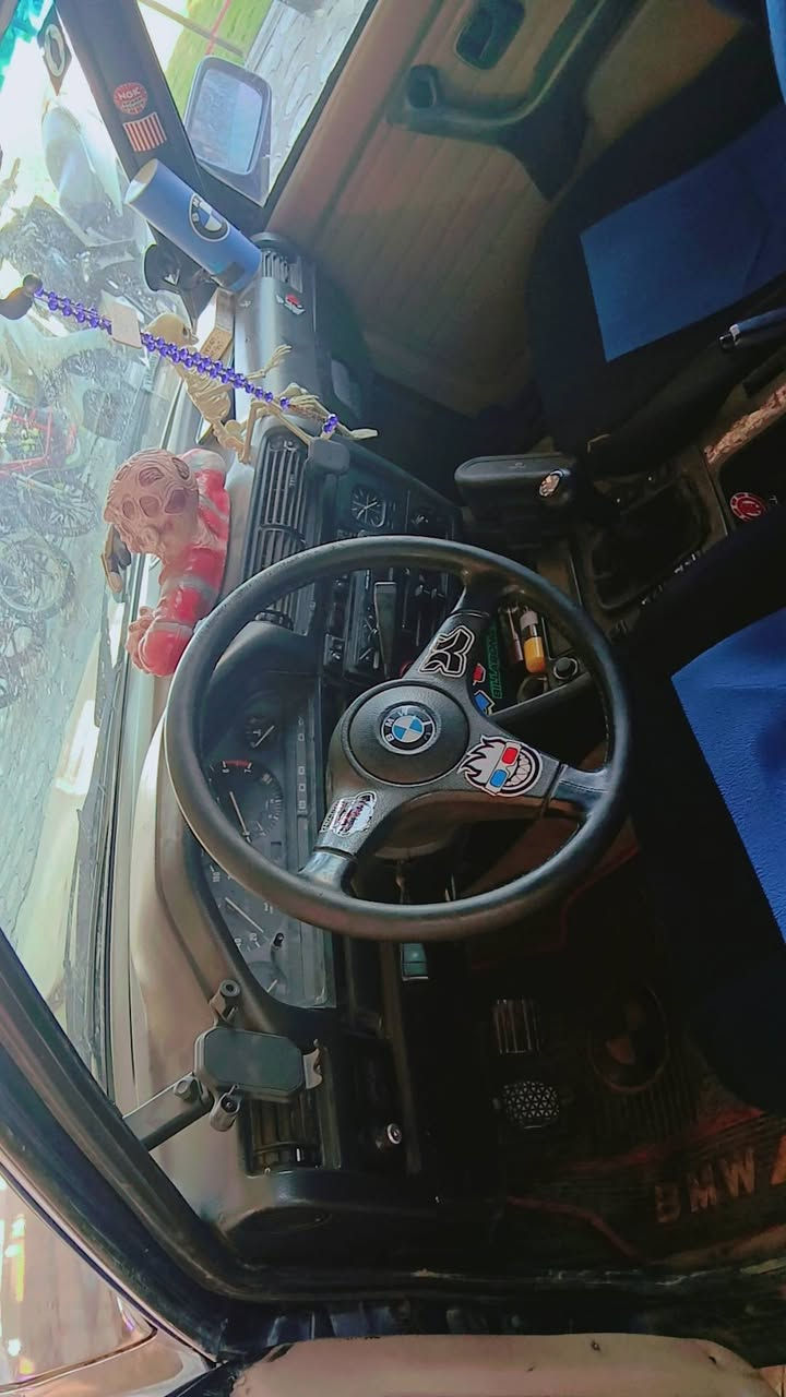 السلام عليكم BMW E30 m 325
m 1990 للبيع او مراوس جاهزه ماعدا الصدر الخلفي يرادلهة دبلات خلفي تبريد شغال رقم بغداد السعر 38 وبيهة مجال بسيط مكاني الزعفرانيه هاتف ***********
