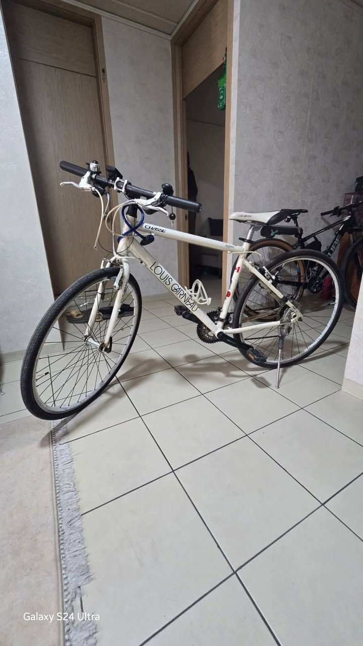 c700 ماركة لويس كارنغال المنشأ ياباني  متصدر الى كندا 🇨🇦 غني عن التعريف  البايسكل بحاله جيده سستم ياباني على البلاد السعر ان شاءالله مناسب راسلني او اتصل وتؤمر 
*********** واتساب
