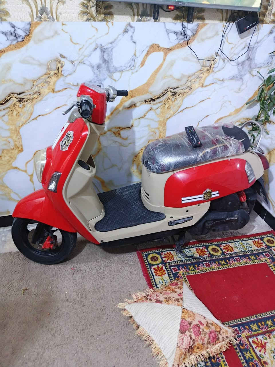 السلام عليكم شباب عندي دراجه بوليسي دراجه جديده كلاش مال جناي مكينه مكفولة من كلشي نقص بس باتري وتايرات نص عمر كهربائيات كلاه شقالاه مكاني بصره حيانيه شارع ستين علي شارع القاد وهذا رقمي *********** سعر 600بيه مجال
