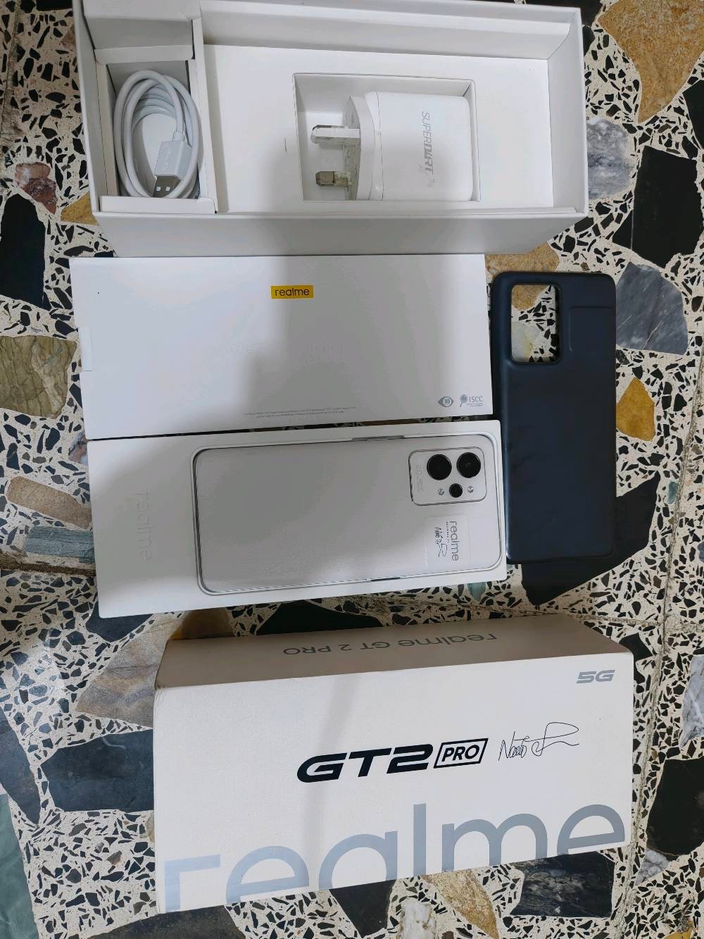 ريلمي gt 2 pro  نسخة عالمي اذكرة 256 رام 12 نظافة 99% للبيع سعر 375 مجال بسيط عنواني بغداد اي استفسار عالرقم ***********