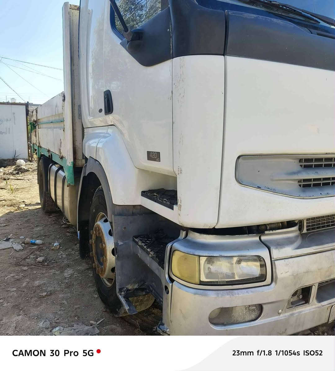 السلام عليكم 
رينو. 2005 راس تريله مربوطه جوانب متحركه كفاله عامه كير ومحركه وشاصي  
رقم أربيل 
غير متواجد ع فيس بك 
*********** اتصال 📞 
سعر 65 ورقه
