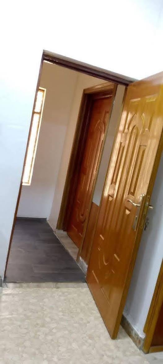 السلام عليكم
دار للييع المساحه 150
الواجه 10
النزال15
ترميم حديث سنه 2022
تأسيس كهرباء وصحيات ومجاري وتأسيس كامرات وستلايت وابواب  
يتكون من استقبال وخمس غرف نوم ومطبخ وخدمات وثلاث صحيات
الموقع/النواب ضباط تقاطع الزهور اول فرع مقابل المضمد ابو صباح
علمآ البيت قريب علئ الشارع العام
الاتصال/ ***********
***********
او المراسله علئ الخاص
