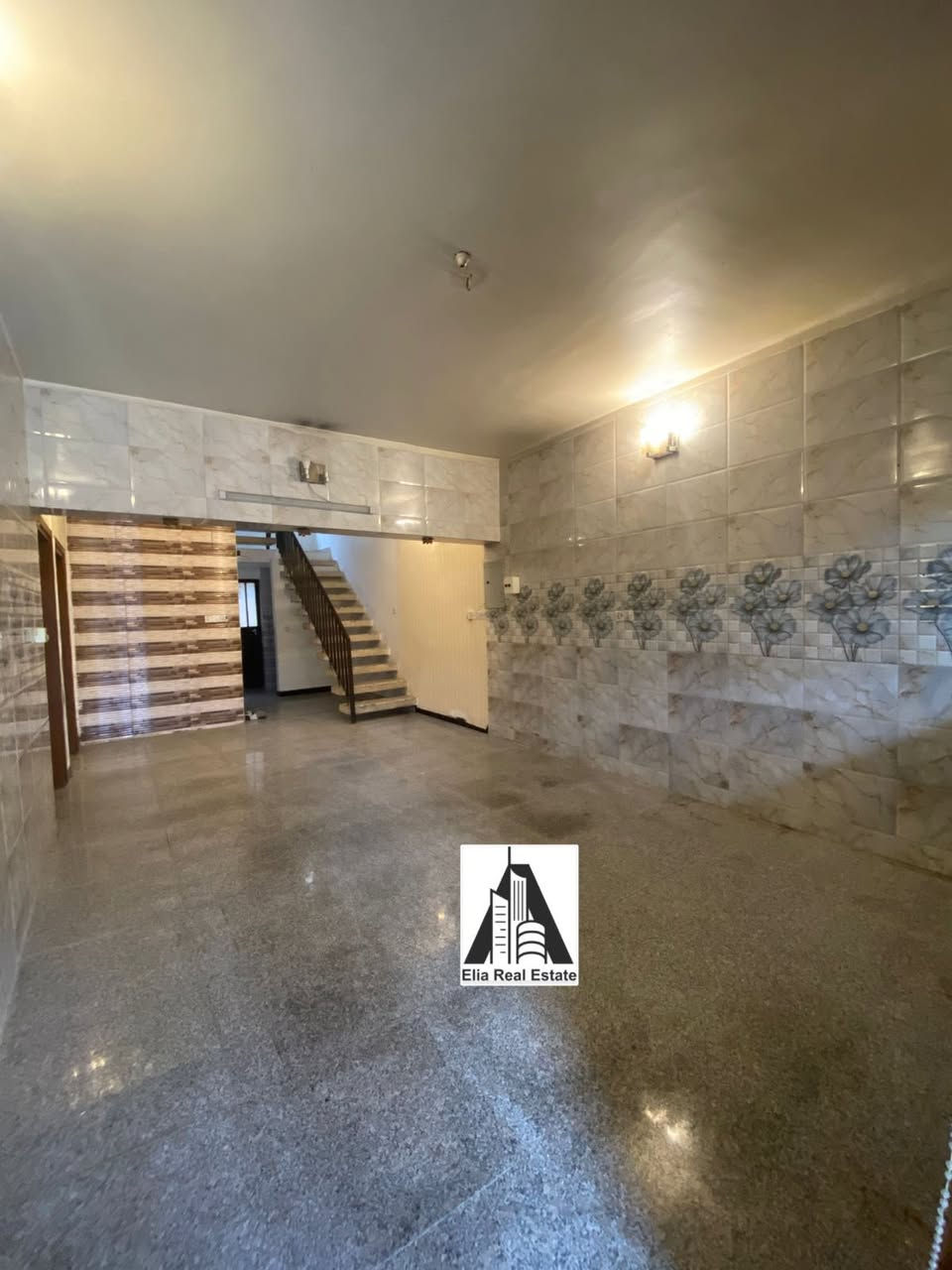 للأيجار في السيدية
بيت 160 متر نظيف 
يحتوي على كراج سياره وحديقه 
ومدخلين : 
الطابق الارضي :  استقبال ومطبخ وهول حولي وغرفه نوم و صحيات 
الطابق الثاني : غرف نوم عدد 2 وصحيات وسطحين 
الموقع : السيدية مربع التصنيع شارع 15 متر 
الايجار مليون وربع مع مجال  
للاستفسار اكثر *********** حمزة 
مكتب ايليا للعقار
