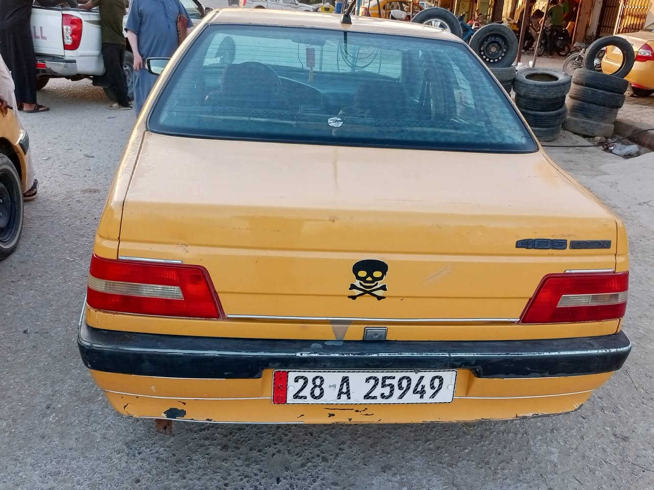 السلام عليكم  سياره بيجو 405البيع سياࢪه نضيفه رقم نكليزي  امداور ثاني يوم سياره بسمي مصفره هيه وغرامات سعر خاص العنوان  الدوانيه قضاء الحمزه الشرقي حي الحسين  الرقم الواتساب ***********

