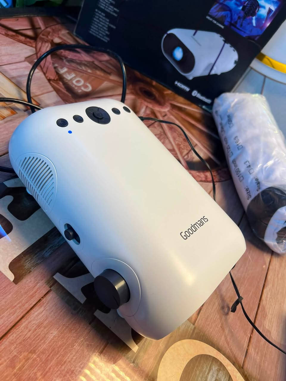 داتا شو ماركة Goodmans
وايفاي موديل HD LED Projector) المزود بميزة بث الشاشة اللاسلكي (Wireless Screen 
📋 أبرز المواصفات الفنية للبروجيكتور:دعم الدقة: يدعم تشغيل ملفات ومدخلات بدقة Full HD 1080p (مع دقة إخراج أصلية Native تبلغ 480p).الإضاءة والتباين: قوة سطوع تصل إلى 2000 لومن مع نسبة تباين 3000:1.حجم العرض: يغطي مساحة إسقاط تتراوح بين 40 إلى 200 بوصة حسب مسافة التباعد.الاتصال اللاسلكي: يدعم ميزة البث اللاسلكي للشاشة (Mirroring) من الهواتف الذكية والأجهزة اللوحية (iOS و Android).تقنية البلوتوث: مدمج به Bluetooth لبث الصوت مباشرة إلى السبيكرات الخارجية مع برده داتا شو 
السعر ٧٠ فقط


**إذا كنت صاحب هذا الإعلان وتريد حذفه لأي سبب، رجاءا أرسل رسالة إلى الدعم الفني**