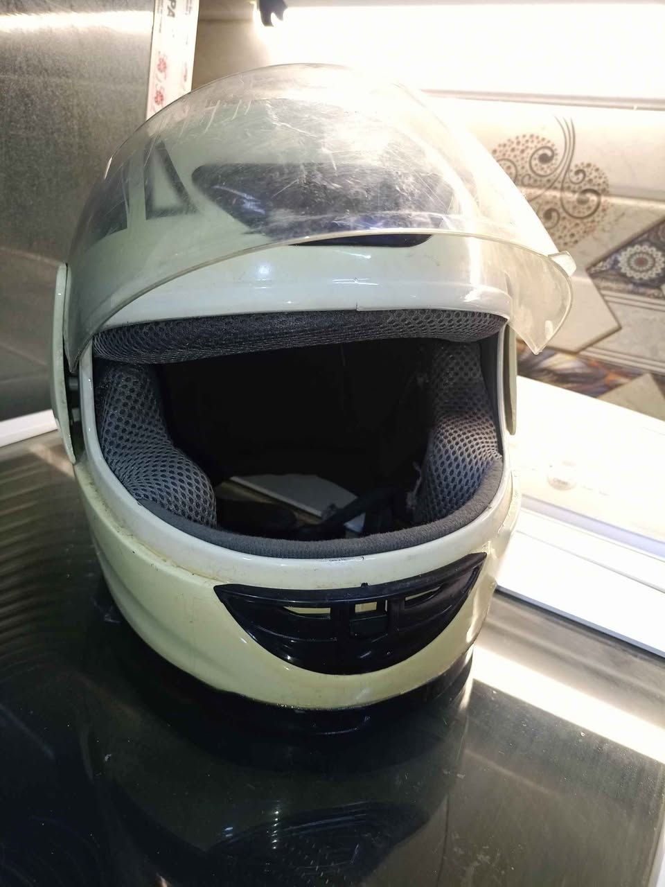 خوذه مستعمله قليل نضيفه جدا 
الناصريه 
*********** ناصرية, ذي قار
