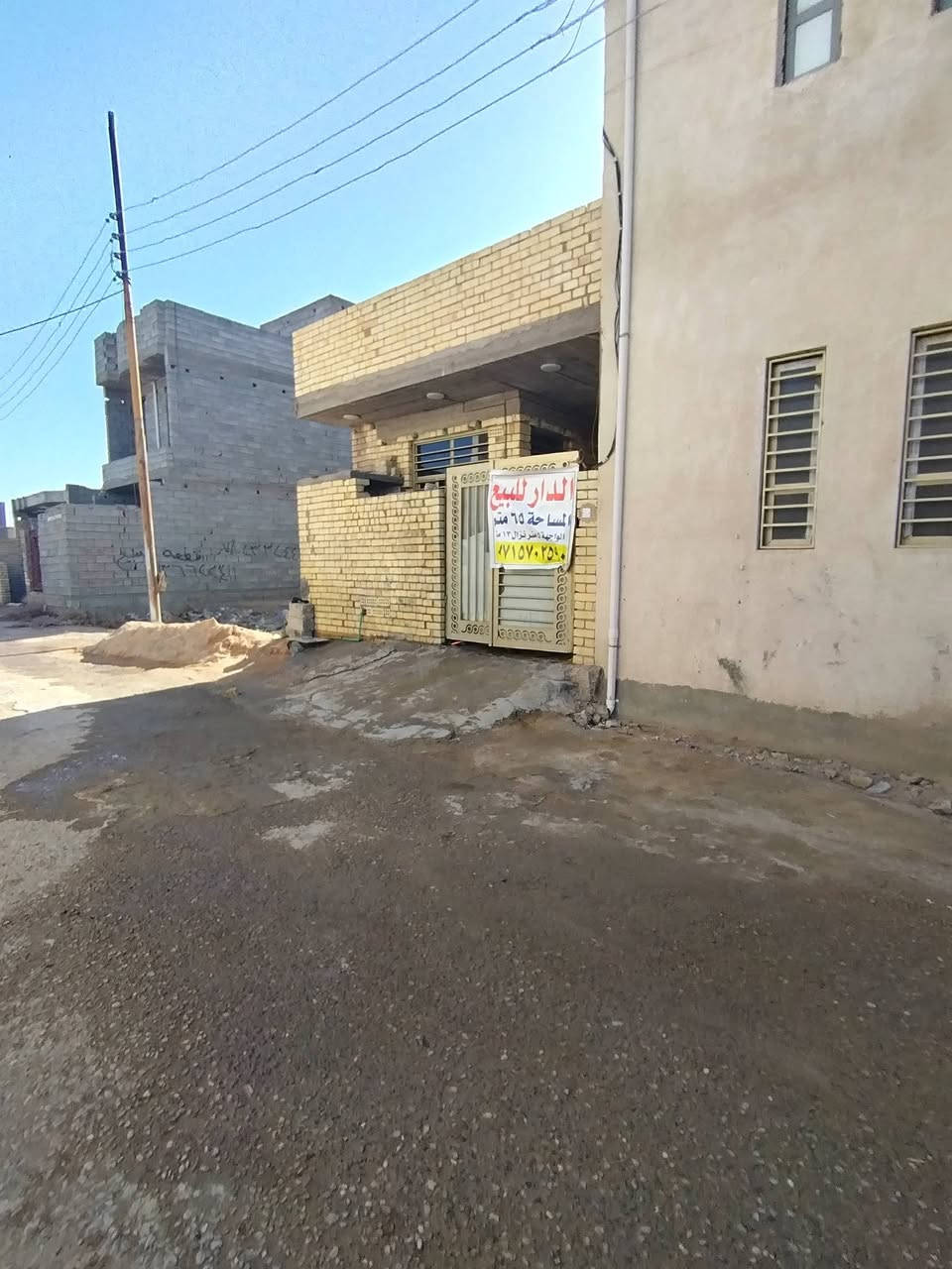 سلام عليكم الدار للبيع مساحة 65 متر الواجه 5 
موقع الدار هورجب مجمع ركن النخيل الاول يحتوي على استقبال + حولي +غرفة اخيرة +حمام تواليت مشترك
+ ومنور تواليت خارجي +وكراج اصغير +بيتونة صطحين يعني غرفتين اصير فوك البيت مدخلين ملاحضة البيت مضروب جص باقي بس عل ابياض و البورك موجود باقي بس عل عمل ***********
