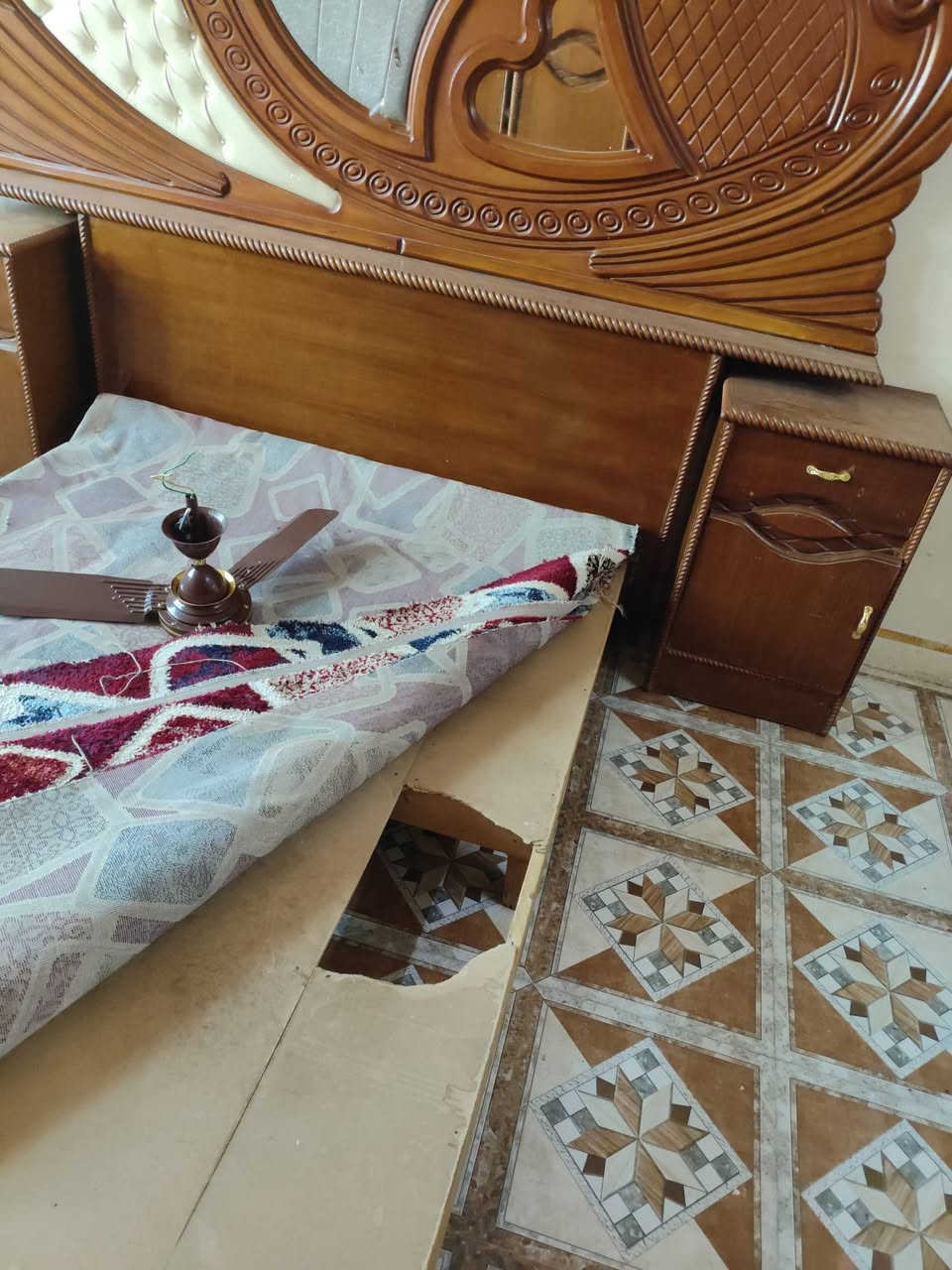 غرفه صاج تكمه للبيع ما بيه ضرر بس التخته بيه كسر غرفه نضيفه مكانه الحسينيه سعر ٧٥٠وبيه مجال لتواصل هاذه رقمي ***********
