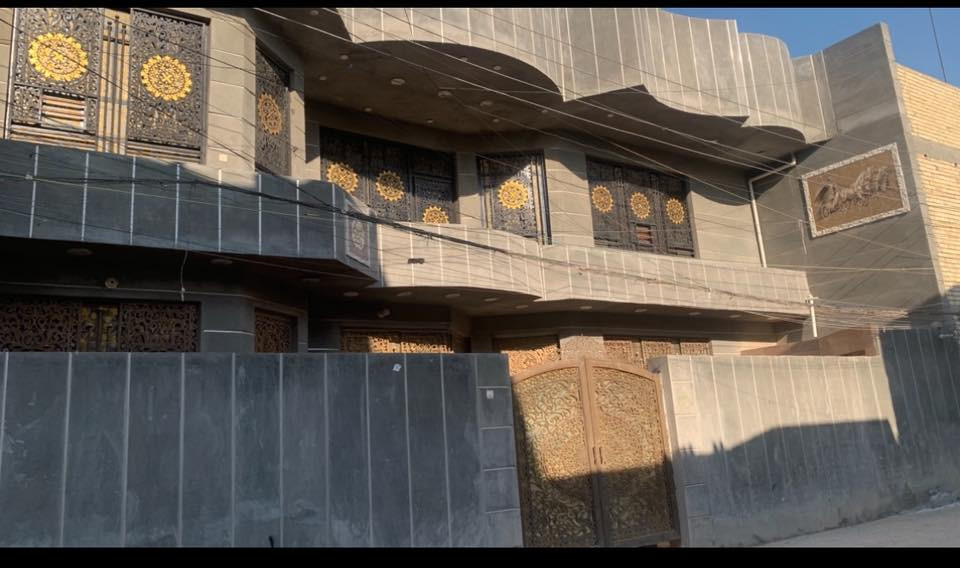 السلام عليكم بيت للبيع المساحة 200م البيت سنجيل على شارع وفرع في الدوانم شارع ابو الاحرار يتكون من 4غرف واستقبال ومطبخ وثلاث حمامات والغرف اسويتات +منضومة كاميرات وخدمات كاملة من ماء ومجاري وكهرباء للاستفسار المراسلة او الاتصال ***********
