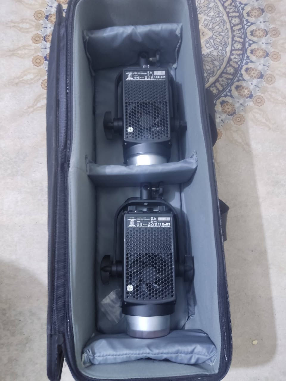 السلام عليكم تفاصيل كاملة اناره مستمرة للكامرة السوني + تفاصيل موضحة بالصور جدد فقط الاناره مستخدمة 1%
البيع شلعة وحده التواصل ع الواتساب غير متوفر ع الفيس 
***********
