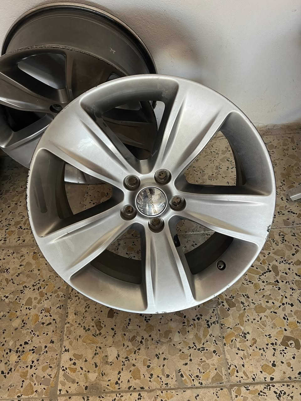 السلام عليكم ويل جارجر اصلي حجم 18نظافة 75%لاتصليح ولا صبغ على وضعه السعر 300وبيه مجال العنوان ديوانية للتواصل ***********
