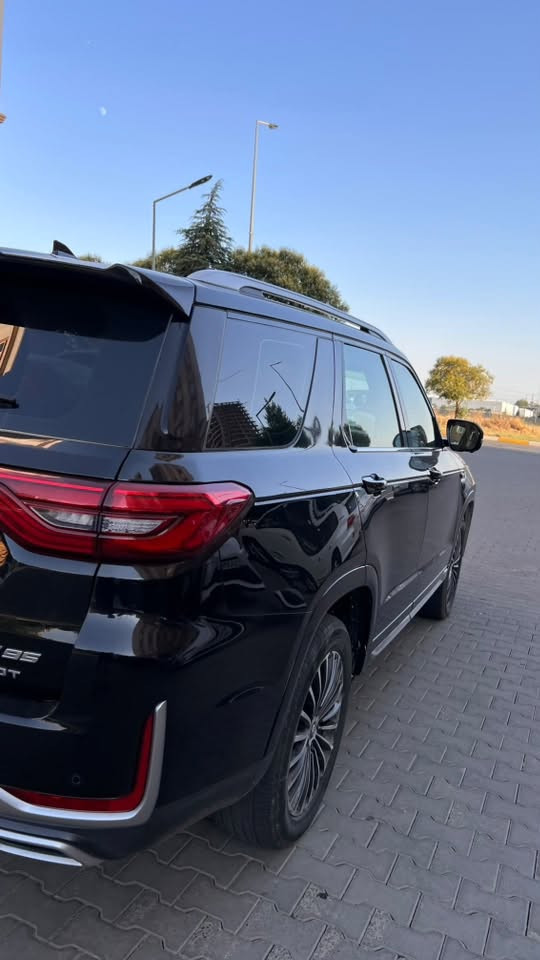 🚗 إعلان بيع: شانجان CS95 موديل 2022
 (فئة رويال - أعلى مواصفات)
المواصفات الأساسية:  
 الماركة والنوع: شانجان CS95 (Changan CS95)  
 الموديل: 2022  
 الفئة: رويال (Royal) – فل كامل / أعلى فئة بالشركة  
 الرقم: أربيل (تحويل أو وكالة مضمونة)  
 السعة: 7 مقاعد عائلية (3 صفوف)  
 المسافة المقطوعة (العداد): [أدخل الكيلومترات هنا] كم  
⚙️ المحرك والأداء
 المحرك: 2.0 لتر تيربو (Blue Core) قوي واقتصادي  
 القوة والعزم: 233 حصان / 360 نيوتن.متر  
 ناقل الحركة: أوتوماتيك 6 سرعات (Aisin)  
 نظام الدفع: دفع رباعي مستمر ذكي (AWD / 4WD BorgWarner)  
 وضعيات القيادة: وضعيات متعددة (قياسي، اقتصادي، رياضي، ثلجي، أوف رود)  
💎 المواصفات الخارجية
 الإضاءة: LED بالكامل (أمامية وخلفية) مع أضواء نهارية تلقائية DRL  
 السقف: فتحة سقف بانوراما عملاقة  
 العجلات (الرنجات): ألومنيوم قياس 19 / 20 إنش بتصميم رياضي  
 الصندوق الخلفي (الدبة): كهربائي بالكامل مع فتح ذكي بلمسة القدم  
 المرايا: طي كهربائي مع تسخين وإشارات جانبية LED  
🛋️ المقصورة والرفاهية الداخلية
 المقاعد: جلد طبيعي فاخر بالكامل  
 التحكم بالمقاعد: تعديل كهربائي للسائق والراكب مع ذاكرة لحفظ الوضعيات  
 المساج والتبريد: المقاعد الأمامية مزودة بخاصية (المساج + التهوية والتبريد + التسخين)  
 التكييف: أوتوماتيكي ثلاثي المناطق (3-Zone) مع لوحة تحكم وفتحات خلفية منفصلة  
 الشاشات والتكنولوجيا:  
 شاشة ترفيه مركزية تعمل باللمس قياس 12 إنش  
 شاشة عدادات رقمية بالكامل TFT قياس 10.25 إنش  
 شاحن لاسلكي للهواتف الذكية  
 النظام الصوتي: فاخر من (Pioneer) بـ 10 مكبرات صوت  
 المميزات: بصمة تشغيل ودخول ذكي، تشغيل عن بعد، مقود جلد متعدد الوظائف مع شفترات تبديل السرعة خلف المقود (Paddles)  
🛡️ أنظمة الأمان ومساعدة السائق (Full Radar)
 الكاميرات: نظام 360 درجة رؤية محيطية عالية الدقة  
 الحساسات: حساسات ركن أمامي وخلفي  
 المثبت ذكي: مثبت سرعة متكيف (Radar / Adaptive Cruise Control)  
 أنظمة السلامة:  
 نظام كشف النقطة العمياء (BSD)  
 نظام التحذير من الخروج عن المسار (LDW)  
 فرامل طوارئ أوتوماتيكية (AEB) وتنبيه الاصطدام الأمامي  
 تنبيه حركة المرور الخلفية (RCTA)  
 سايد بريك كهربائي (EPB) + نظام التوقف التلقائي (Auto Hold)  
 نظام مراقبة ضغط الإطارات (TPMS)  
 منظومة وسائد هوائية متكاملة (أمامي وجانبي وستائر)

للتواصل:
***********
***********
***********
