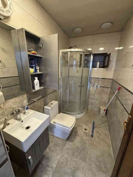 #للأيـــجار_في_الســـيدية

بيت 80م نظيف ثلاثة طوابق اربع غرف نوم وصالة ومطبخ وخدمات عدد ثلاثة ايجار مليون وربع وبي مجال

بأمكانك عرض عقارك عندنا 
زبائننا الكرام نستقبل كافة عروضكم وطلباتكم 

للاستفسار يرجى الاتصال على الرقم 
***********

او زيارة مكتب القيسي للعقار والأعمار
عنوان المكتب
#السيديه_شارع_المركز_مقابل_التفاح_الاخضر
